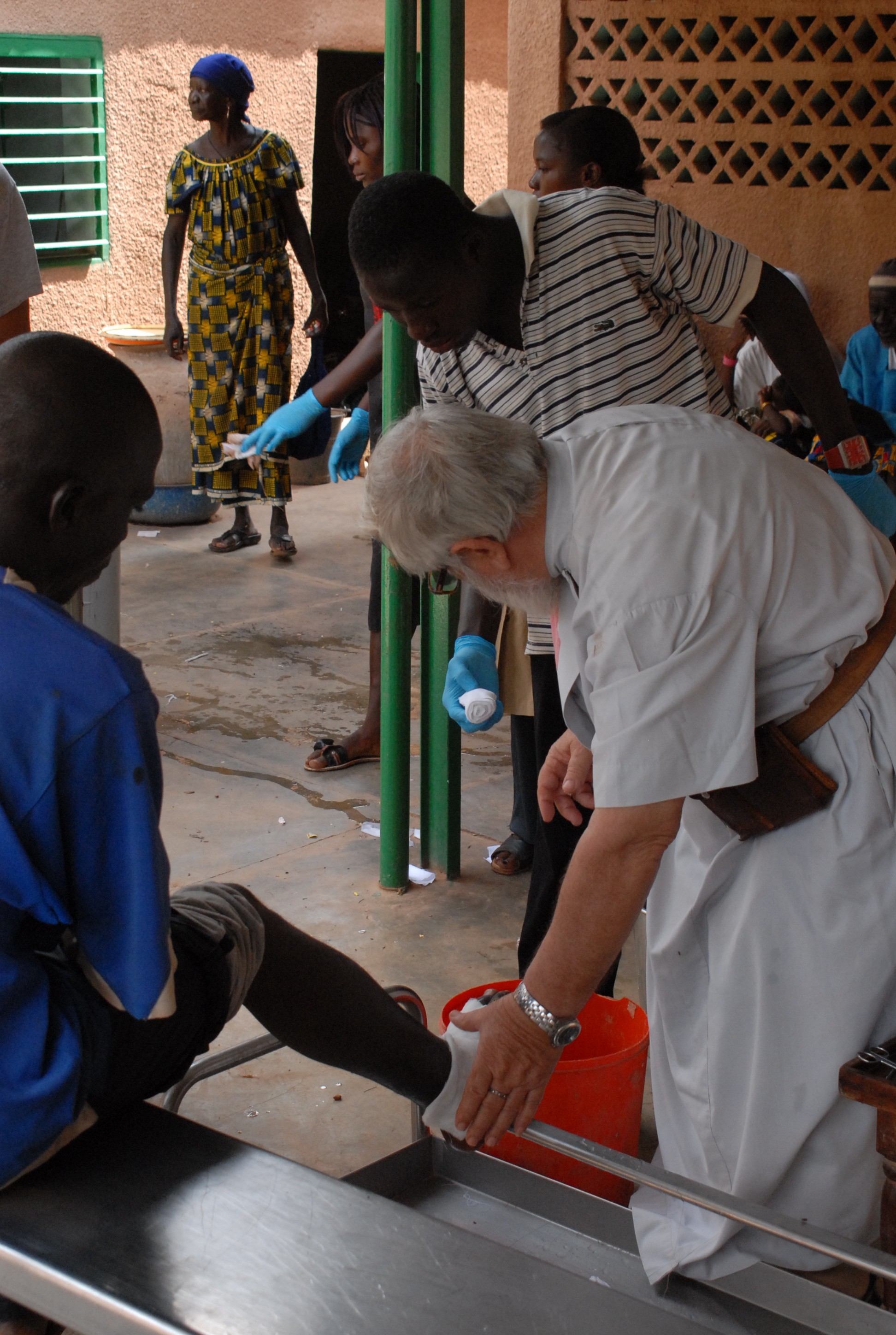 Dal 2009: Realizzazione bende per i lebbrosi del Burkina Faso